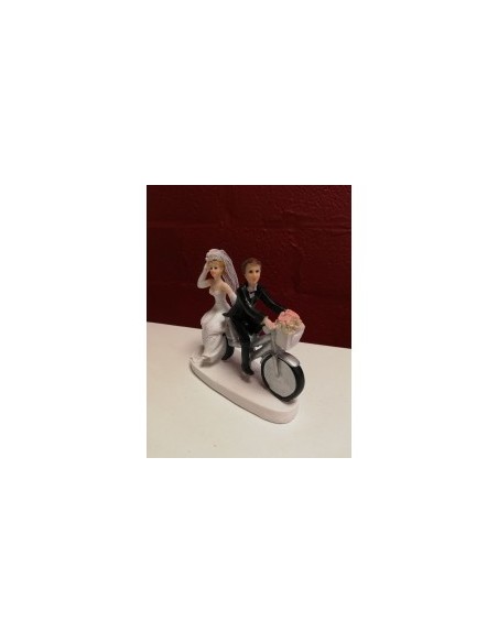 Mariée à l'arrière du vélo