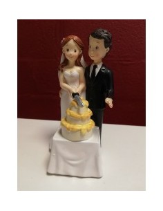 Mariés qui coupe le gâteau