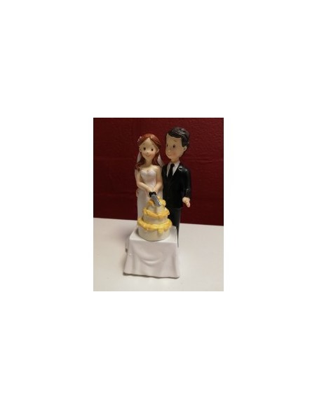 Mariés qui coupe le gâteau