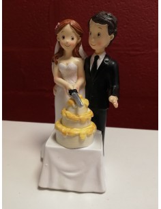 Mariés qui coupe le gâteau 2