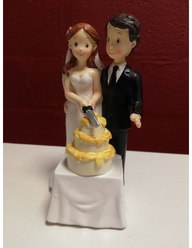 Mariés qui coupe le gâteau