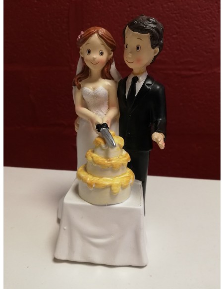 Mariés qui coupe le gâteau