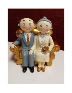 Couple de vieux avec fauteil doré