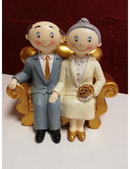 Couple de vieux avec fauteil doré