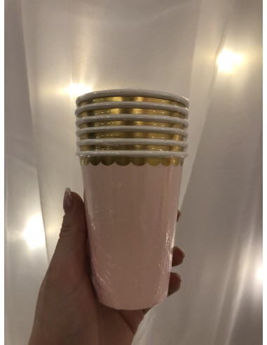 Gobelets roses à bords dorés