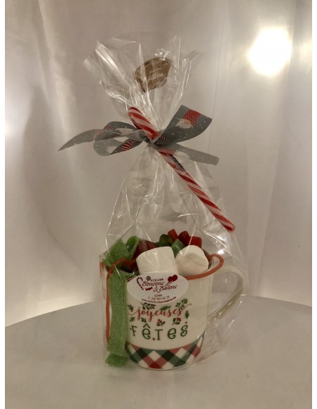 Tasse "Joyeuses fêtes" remplie de bonbons
